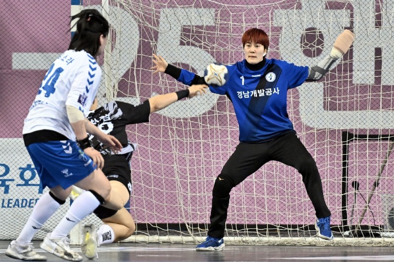 경남개발공사 오사라 골키퍼가 왼손 부상 투혼으로 돌파슛을 막는 중이다. / 사진제공=한국핸드볼연맹