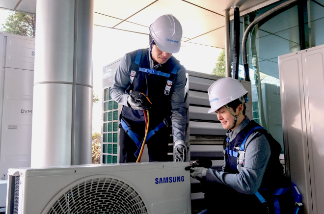 삼성전자서비스 엔지니어가 에어컨 실외기를 점검하는 모습 ⓒ삼성전자서비스