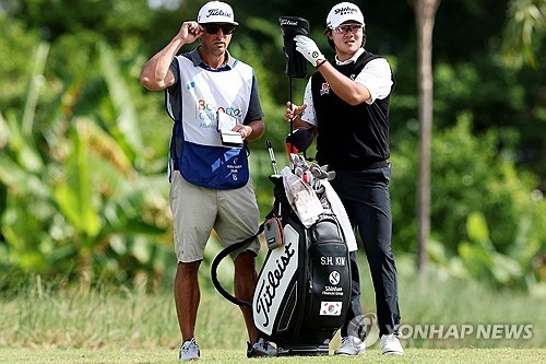 캐디와 코스 공략을 논의하는 김성현.