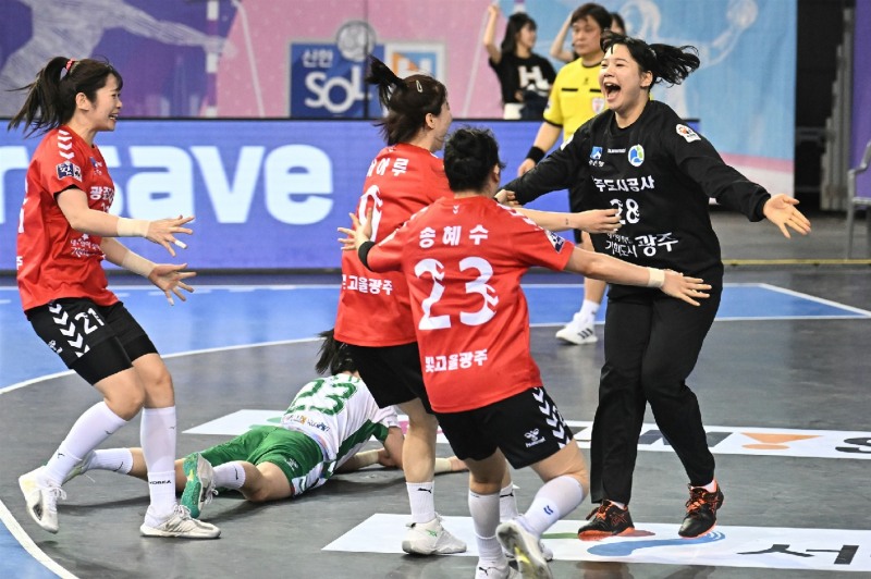 광주도시공사 이민지 골키퍼가 선방 후 동료들과 환호하고 있다. / 사진제공=한국핸드볼연맹