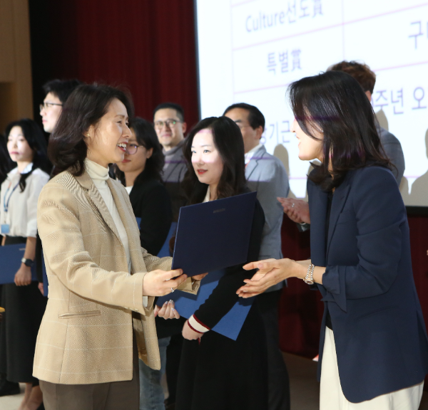 삼성바이오에피스 김경아 사장(왼쪽)이 인천 송도 사옥에서 열린 창립기념식에서 우수 직원을 시상하고 있다.