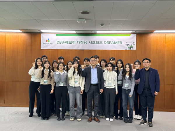 지난달 3일 서울시 강남구 DB금융센터에서 DB손해보험 문진욱 본부장(가운데)과 관계자 및 드리머 14기 12명이 발대식을 갖고 기념촬영을 하고 있다. ⓒ DB손해보험