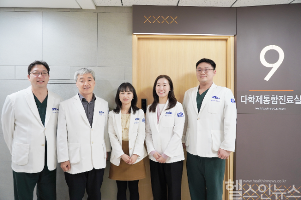 (사진 왼쪽부터) 가톨릭대 인천성모병원 폐암팀 의료진. 서종희 심장혈관흉부외과 교수, 김주상 호흡기내과 교수, 신아영 호흡기내과 교수, 곽유강 방사선종양학과 교수, 이지윤 심장혈관흉부외과 교수 (인천성모병원 제공)