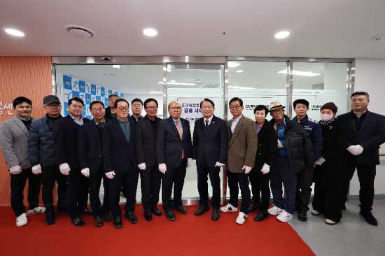 지난 28일 동구 송림골 꿈드림센터에서 종목단체 공유사무실 개소식 후 김찬진 동구청장, 이건욱 동구체육회장 및 16개 동구종목단체회장이 기념촬영을 하고 있다.