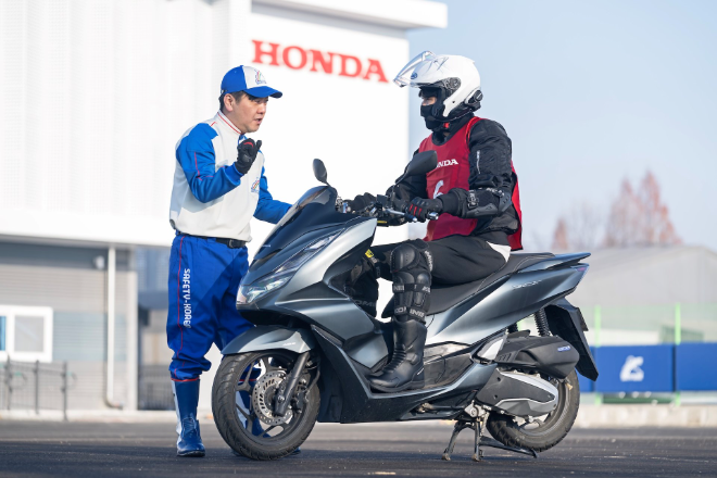 혼다코리아 인스트럭터(전문 요원)가 혼다 에듀케이션 센터 입문자 과정인 '비기너 스쿠터' 수강생에게 운전 교육을 하는 모습 ⓒ혼다코리아
