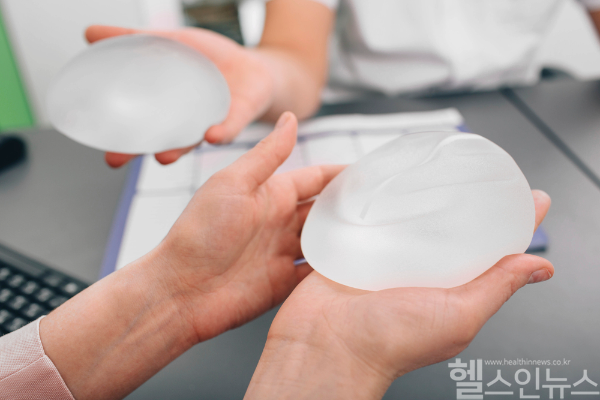 유방확대술을 고려하고 있다면 삽입물 종류와 배치 위치에 따라 달라질 수 있는 합병증에 대해 알아두는 게 좋다. 또 의료진과 철저하게 상담해 본인에게 맞는 안전한 수술법을 선택해야 한다. (클립아트코리아)