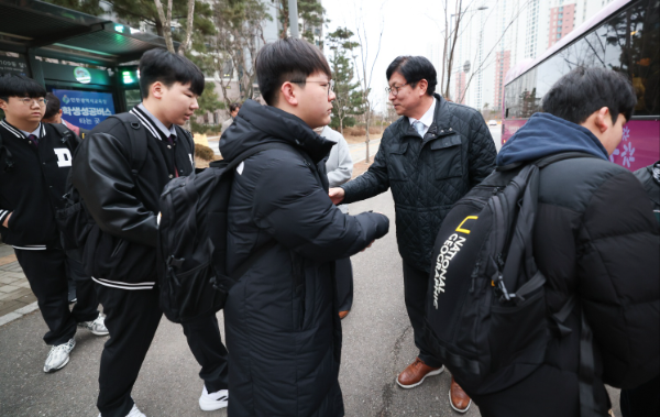 도성훈 교육감이 ‘학생성공버스’의 송도 탑승지와 영종 하차지를 방문하여 학생들의 등교를 격려하고 있다. (인천광역시 교육청 제공)