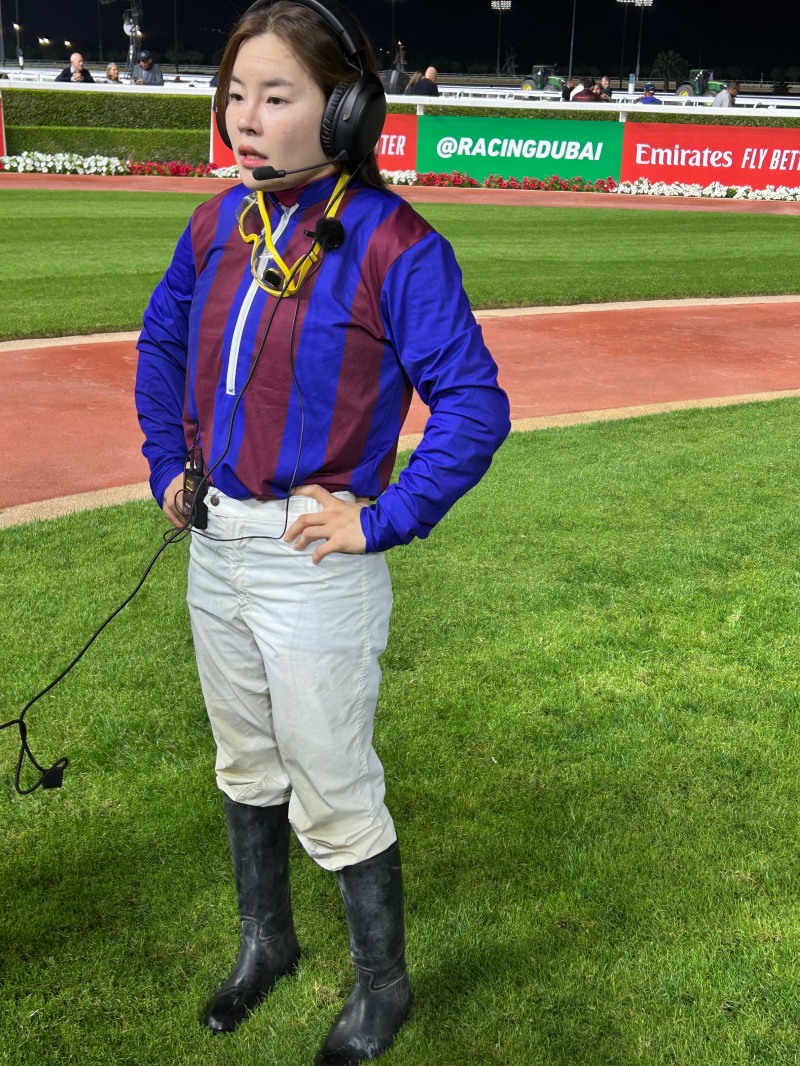 경주직후 인터뷰하는 김혜선 기수