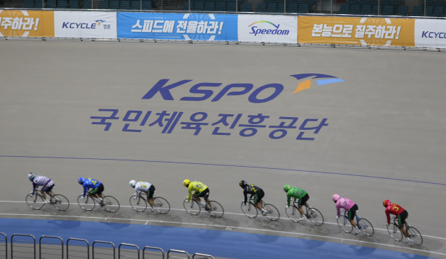 광명스피돔에서 우수급 선수들이 경주를 펼치고 있다.