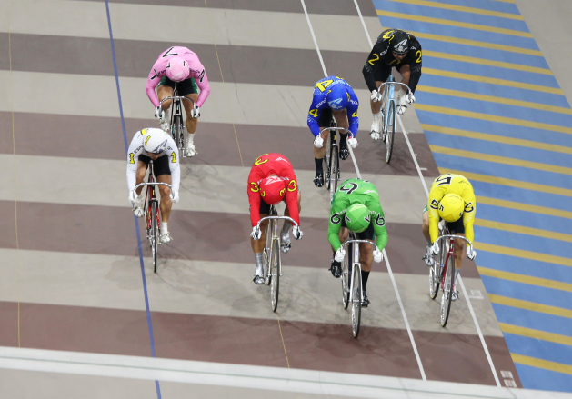 광명스피돔에서 경주에 출전한 우수급 선수들이 결승선을 향해 전력질주하고 있다.