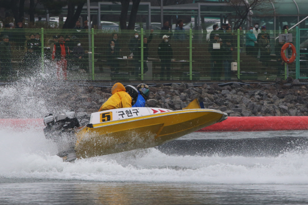 미사경정장에서 출전 선수가 거센 바람을 뚫고 턴마크를 선회하고 있다