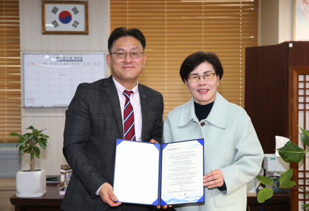 지난 28일 최우녕 경륜경주사업본부장(왼쪽)이 국민건강보험공단 광명지사장과 기념사진을 촬영하고 있다.