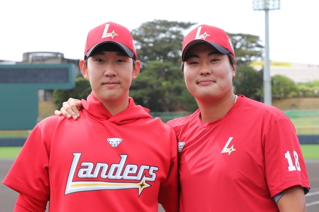 SSG 스프링캠프 MVP 송영진(왼쪽)과 고명준