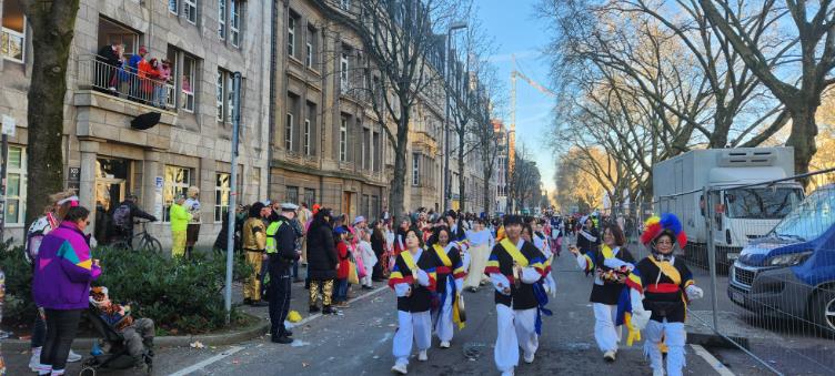 지난 3일 독일 뒤셀도르프 ’로젠몬탁‘ 카니발에서 민주·인권·평화통일 국제교류단에 참가한 광주학생들이 사물놀이를 공연하고 있다.