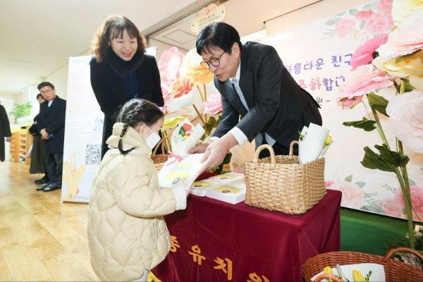 도성훈교육감이 영종유치원 입학식에 참석하여 유치원생에게 책을 선물하고 있다. (인천광역시 교육청 제공)