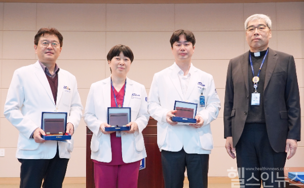 (오른쪽부터) 홍승모 몬시뇰 가톨릭대 인천성모병원 병원장, 최준영, 이운정, 신석준 교수 (인천성모병원 제공)
