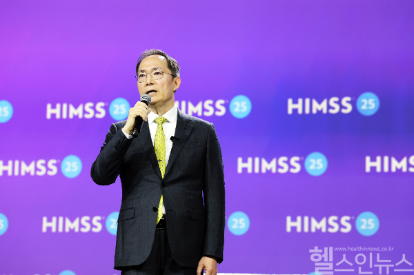 박승우 삼성서울병원 원장이 4일(현지 시각) 미국 라스베가스 베네시안 컨벤션 센터에서 ‘미래 의료의 방향’을 주제로 기조연설을 하고 있다. (삼성서울병원 제공)