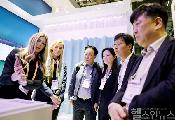 고려대의료원이 AI와 빅데이터를 활용한 정밀의료 시스템 고도화로 디지털 헬스케어 혁신을 추진한다. 박홍석 의학지능정보본부장, 손호성 의무기획처장, 추영수 선임간호부장, 윤주성 디지털혁신팀장(사진 오른쪽부터)이 3일 미국에서 열린 HIMSS 2025에 참가해 아마존 웹 서비스(AWS) 등 글로벌 빅테크 기업들과 디지털 헬스케어 기술 발전과 협력 방안을 논의했다. (고려대의료원 제공)