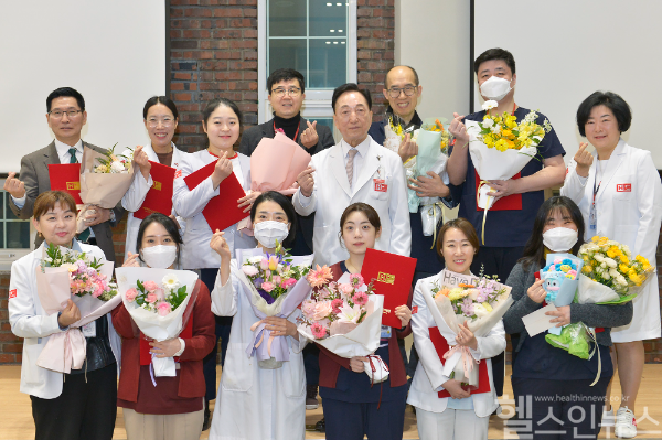 에이치플러스 양지병원 ‘개원49주년 기념식’에서 장기근속자들과 함께 한 김철수 이사장(사진 중앙) (에이치플러스 양지병원 제공)