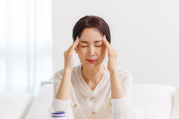 헤어나지 못할 것처럼 계속되는 어지럼증은 삶의 질을 떨어뜨리곤 한다. 만약 만성 어지럼증으로 괴로운 나날을 보내고 있다면 여러 가지 원인을 검토하고 그에 맞는 치료를 진행해 차근차근 해결책을 찾는 것이 중요하다. (클립아트코리아)