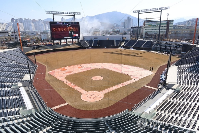 대전 한화생명볼파크 야구장이 오는 28일 준공을 앞두고 마무리 작업이 진행되고 있다.