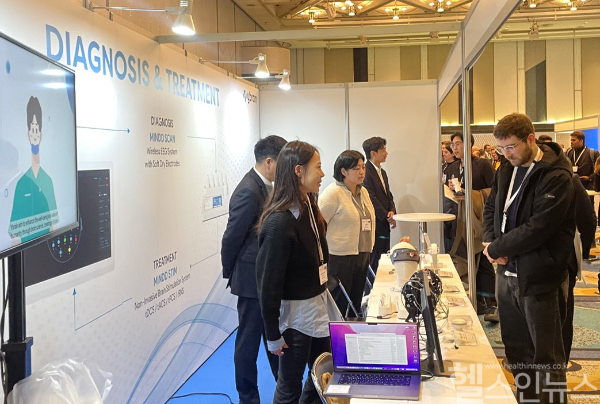 지난달 23일부터 26일까지 일본 고베에서 진행된 국제뇌자극 컨퍼런스 내 와이브레인 부스현장 사진 (와이브레인 제공)