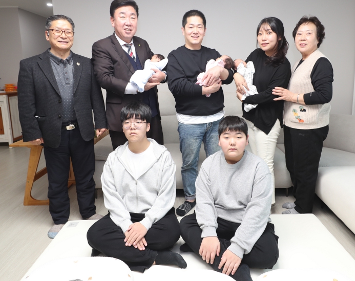 이범석 청주시장이 세쌍둥이가 태어난 가정을 직접 방문해 축하의 뜻을 전했다. (청주시 제공)