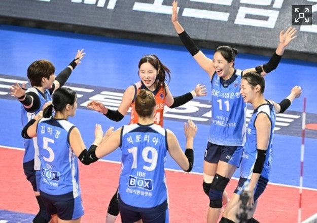 득점 후 기뻐하는 IBK기업은행 선수들