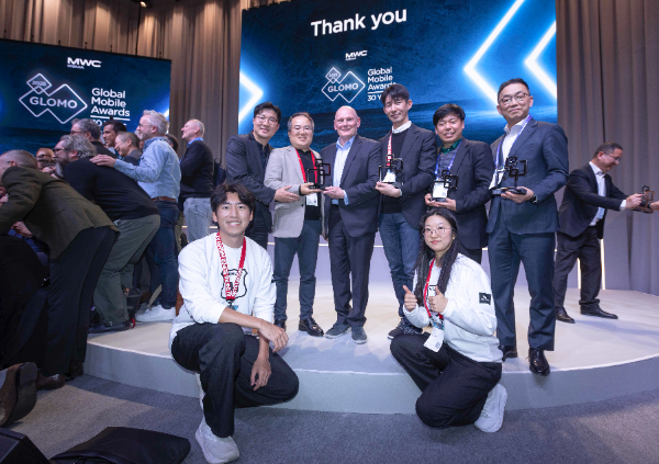 사진은 GLOMO2025에서 SKT 수상자들과 야타브엔터 수상자가 존 호프만(John Hoffman) GSMA CEO와 함께 기념 사진을 촬영하는 모습. ⓒ SKT