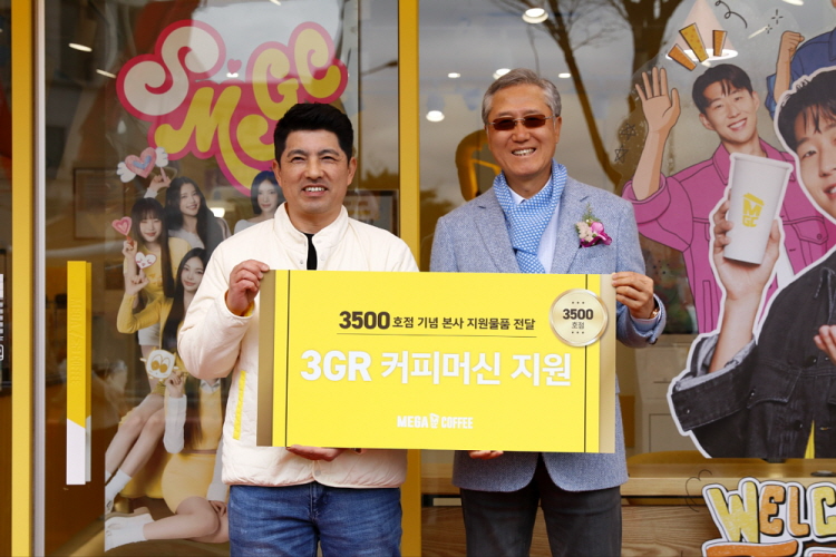 (▲ 메가MGC커피 김대영 대표이사(사진 오른쪽)와 광주시청역점 김창규 점주(왼쪽)가 5일, 광주시청역점에서 3,500호점 오픈 현판식을 갖고 기념 촬영을 하고 있다.