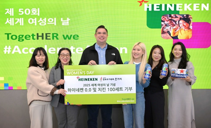 지난 5일 하이네켄코리아 본사에서 (사)한부모가족회 한가지에 논알콜 음료 하이네켄 0.0과 치킨 100세트를 전달했다. 이번 나눔은 어려운 환경 속에서도 주도적으로 길을 개척해 나가는 여성들을 응원하기 위해 마련됐다. 마이클 바이니오 하이네켄코리아 대표이사(왼쪽 세 번째), 장희정 (사)한부모가족회 한가지 대표(왼쪽 두 번째) 등 관계자들이 전달식 후 기념 촬영을 하고 있다.
