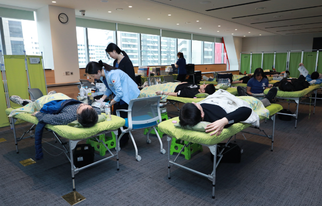 NH투자증권이 5일 NH투자증권 임직원들이 파크원 NH금융타워 4층 그랜드 홀에서 ‘사랑의 나눔, 헌혈’ 행사 진행하고 있다. ⓒNH투자증권