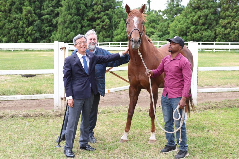 명예경주마 당대불패와 마사회 정기환 회장, 제주 이시돌목장 마이클 리어던 조셉 대표