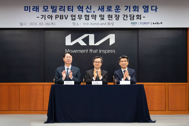기아는 6일 경기 화성시 오토랜드 화성에서 경기도·화성특례시와 '목적기반차량(PBV) 기반 미래 모빌리티 산업 생태계 조성을 위한 업무협약(MOU)'을 체결했다. 왼쪽부터 정명근 화성시장, 김동연 경기도지사, 송호성 기아 사장. ⓒ기아