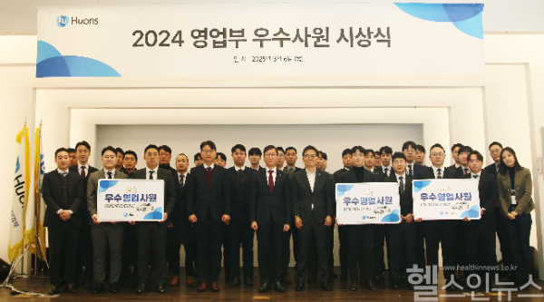 휴온스가 6일 휴온스글로벌 성남 판교 본사에서 ‘우수 영업사원 시상식’을 가졌다. 사진은 윤성태 휴온스그룹 회장(가운데)이 휴온스 우수 영업사원들과 기념촬영을 하고 있다. (휴온스 제공)