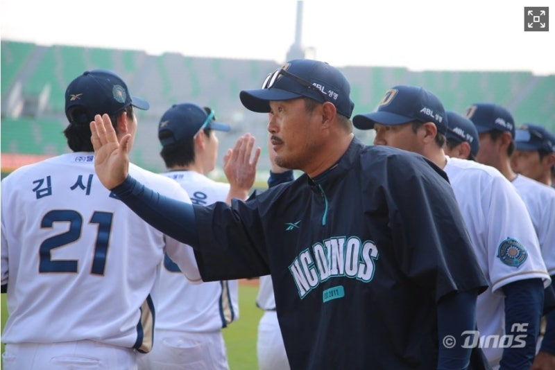 선수들을 격려하는 이호준 NC 감독