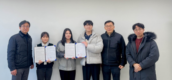 수도권매립지관리공사 관계자와 현장실습 대학생이 2025년도 상반기 인천지역 대학생 장기현장실습 기념사진을 촬영하고 있다. 좌측부터 수도권매립지관리공사 이경호 부장, 인천대학교 이고은 학생, 인하대학교 김도연 학생, 인하대학교 문철우 학생, 수도권매립지관리공사 염경섭 자원순환기술연구소장, 수도권매립지관리공사 허성덕 대리