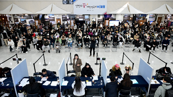 지난 6일 인천시청 중앙홀에서 '천원주택(매입임대주택)' 예비입주자 신청접수를 받고 있다.