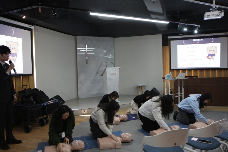 ▲지난 6일 서울 영등포구에 위치한 월드비전 본부에서 직원들이 SK쉴더스가 제공한 안전 교육을 받는 모습. (사진 제공 = 월드비전)