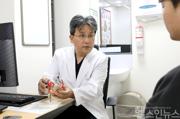 권성욱 일산백병원 순환기내과 교수는 심장성 쇼크 발생 시 환자상태와 쇼크 시간 고려해 에크모 사용 시점 결정하는 것이 생존율을 높일 수 있다고 말했다. (일산백병원 제공)