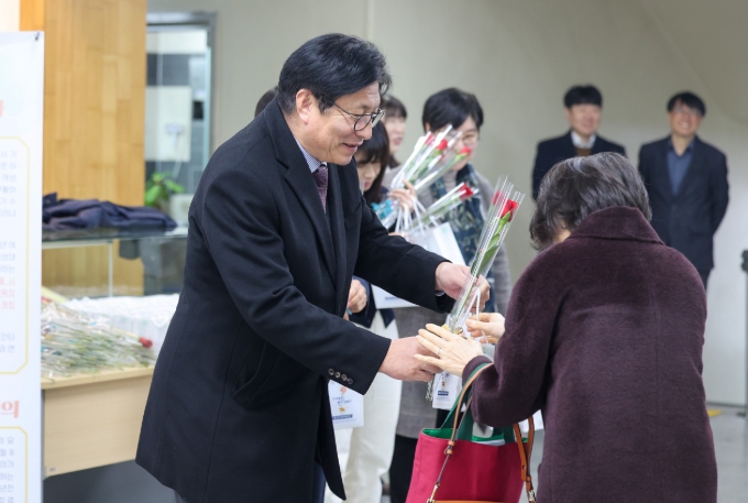 세계 여성의 날 맞아 ‘빵과 장미’ 나눔 행사