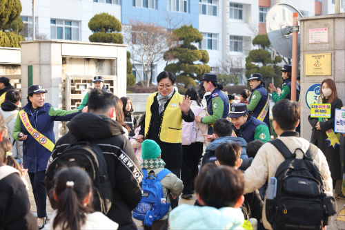 도성훈 교육감이 옥련초 등교 학생들에게 교통안전 캠페인을 실시하고 있다.