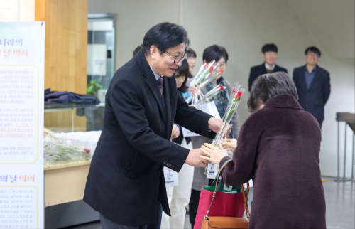 도성훈 교육감이 제117회 세계 여성의 날을 맞아 빵과 장미꽃을 나누어 주고 있다.