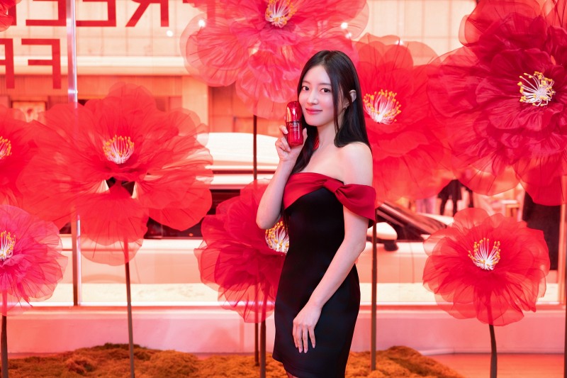 프렌즈 오브 시세이도 배우 이세영이 시세이도 얼티뮨 저속노화 라운지에서 포즈를 취하고 있다. 시세이도는 ‘시세이도 얼티뮨 세럼’ 리뉴얼 출시를 기념해 이번 행사를 마련했다. 시세이도 NEW 얼티뮨 세럼은 발효 카멜리아 성분을 함유하고 있어, 피부 노화를 50% 늦추고 어려 보이는 피부 컨디션을 선사한다.