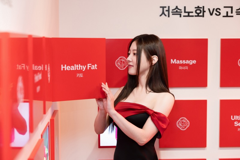 프렌즈 오브 시세이도 배우 이세영이 시세이도 얼티뮨 저속노화 라운지에서 저속노화 라이프스타일 키워드를 둘러 보고있다.(사진제공: 시세이도)