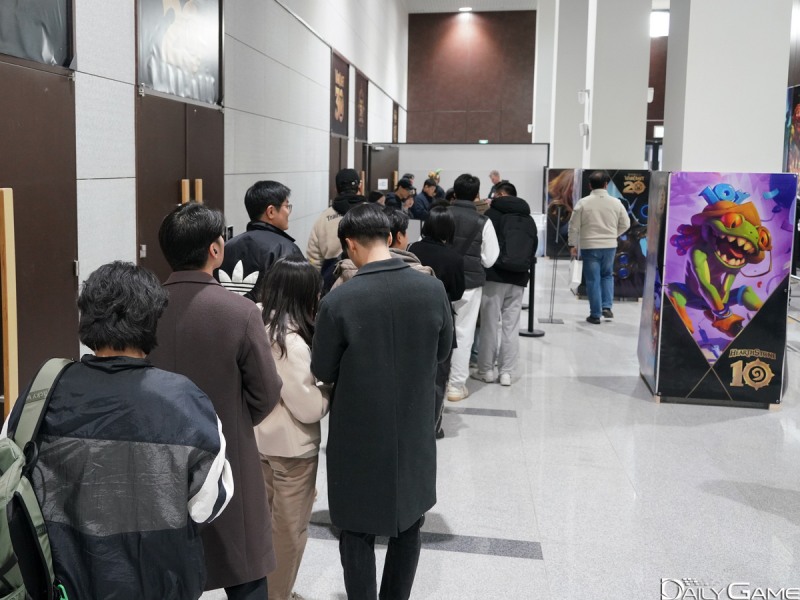 행사 시작 전부터 100여명의 팬들이 자신의 입장 순서를 기다렸다.