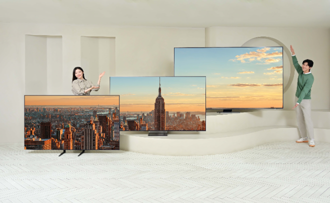 삼성전자 모델이 자사 프리미엄 TV 제품을 소개하는 모습 ⓒ삼성전자