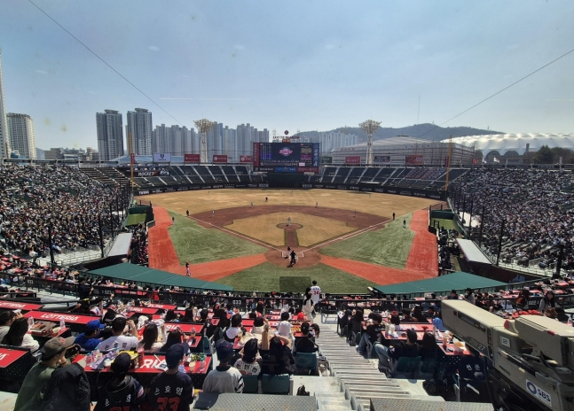 내야 관람석을 가득 메운 야구팬