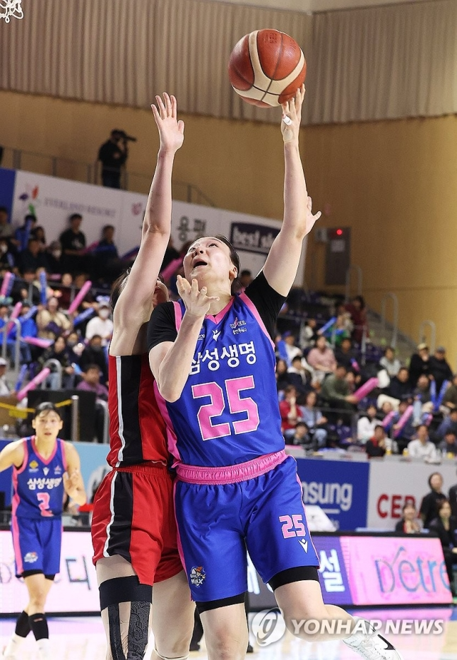 삼성생명 배혜윤이 슛하고 있다.