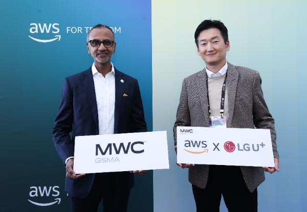 MWC25에서 진행된 업무협약식에 참석한 LG유플러스 권용현 기업부문장(오른쪽)과 AWS 젠스 나가라잔 아시아태평양 및 일본 통신 사업 총괄의 모습. ⓒ LG유플러스